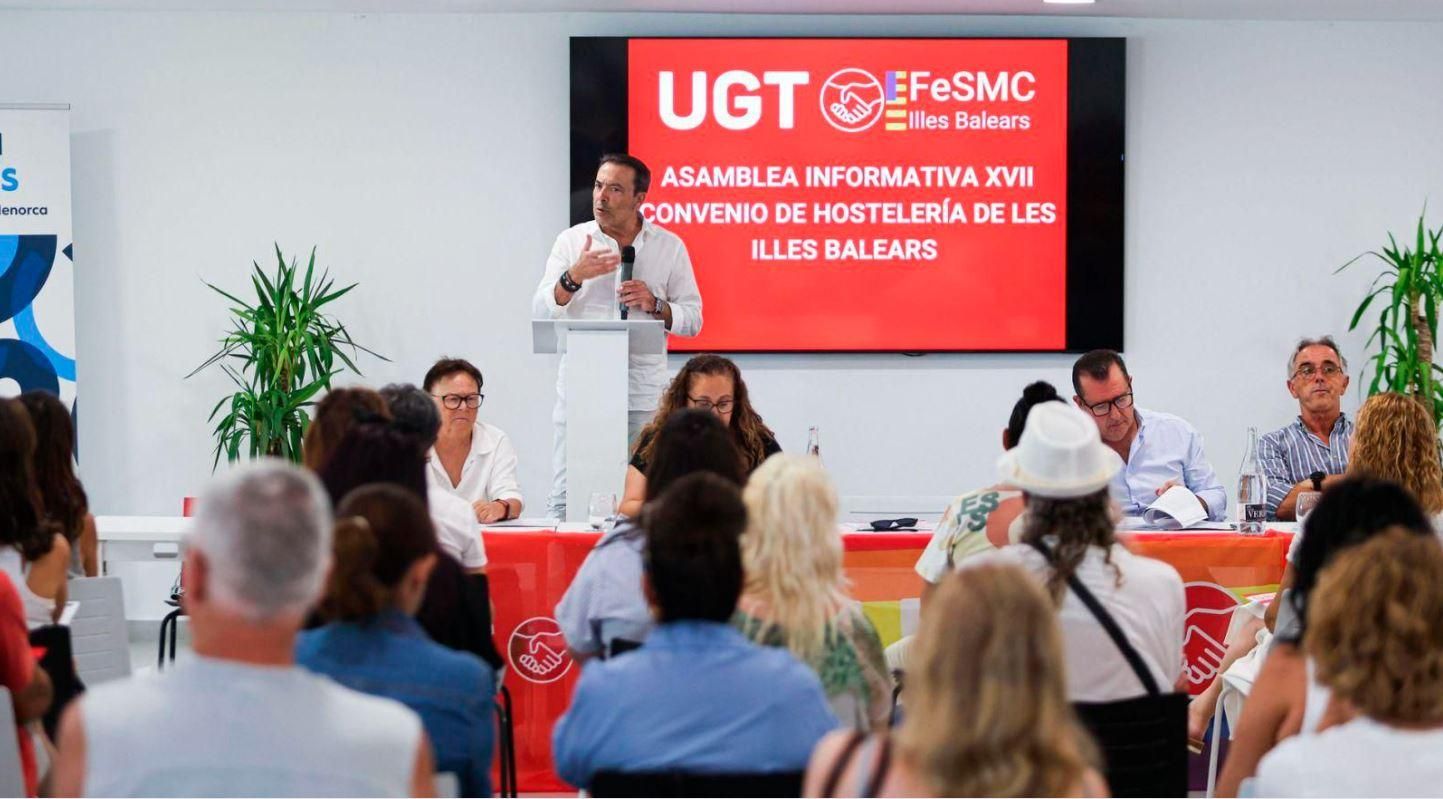 José García Relucio imparte una charla informativa a la audiencia de trabajadores