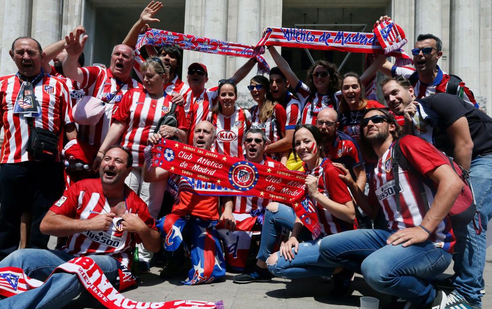 Las aficiones de Madrid y Atlético toman el centro de Milán en las horas previas al partido.