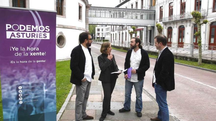 Los candidatos de Podemos David Acera, Ana Taboada, Emilio León y José Ángel Gayol, en Las Caldas.