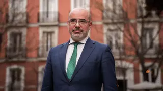 Quién es el delegado del Gobierno en Madrid, imputado en la causa de Begoña Gómez