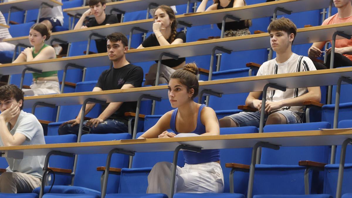 Estudiantes de 2º de Bachillerato se enfrentan a la EVAU el pasado mes de junio en la Universidad de Zaragoza.
