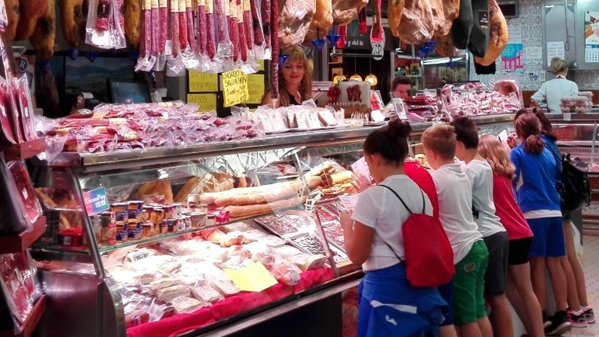 Niños en el mercado.