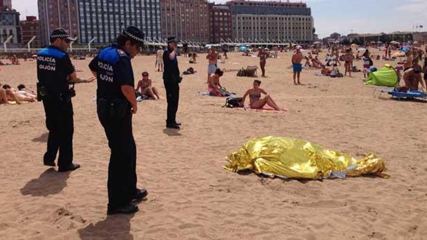 Muere un hombre en la playa de Poniente
