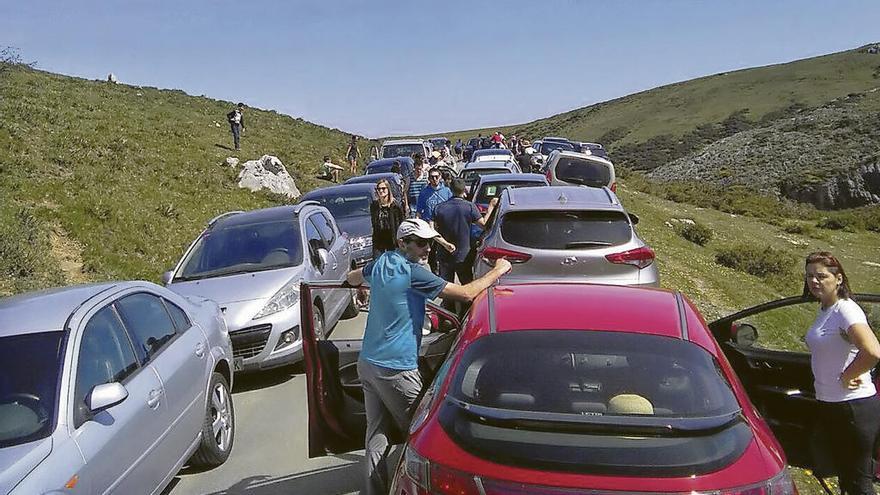 Atasco en la carretera a los Lagos.