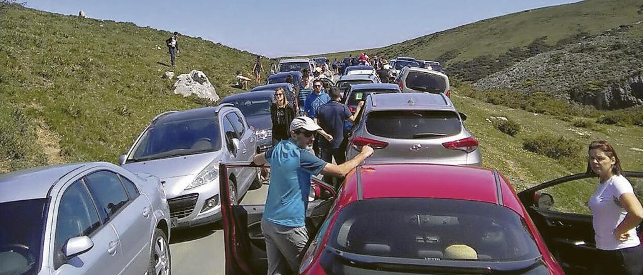 Atascos en la carretera de los Lagos el pasado lunes.