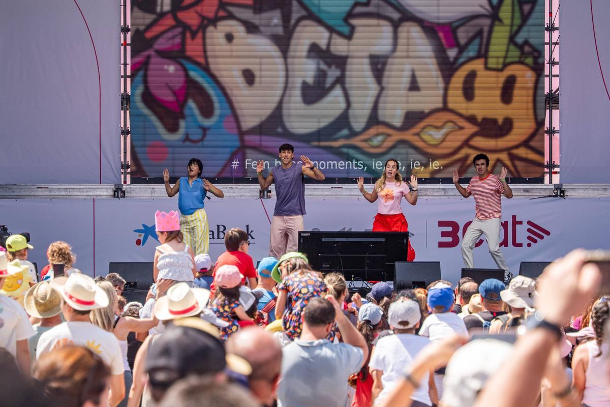 Este fin de semana, 30 y 31 de mayo, la Anella Olímpica de Montjuïc acoge la iniciativa ‘3Cat en Viu’, la gran fiesta de la tele pública catalana para acercar sus programas a la audiencia. Cinco escenarios llenarán más de 25.000 metros cuadrados, de 10.00 a 18.00 horas, para ofrecer actividades y espectáculos en directo.