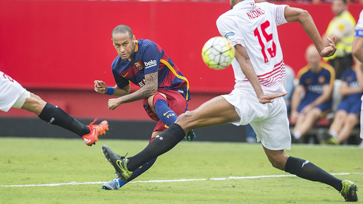 Neymar prueba un disparo para salvar la oposición de N¿Zonzi, durante el Sevilla-Barça