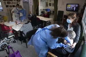 Vacunación contra el coronavirus en el geriátrico Sant Pere de les Fonts de Terrassa, el 4 de febrero. 