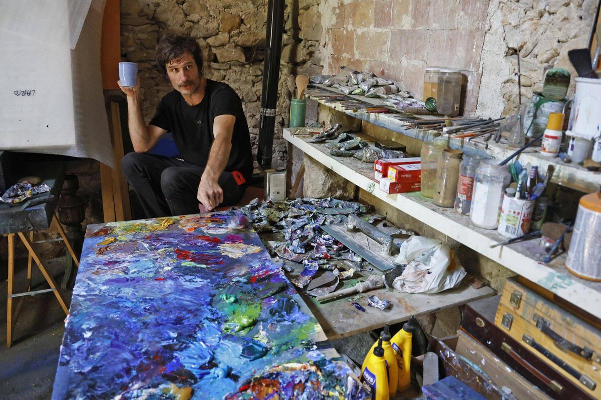 En Xavier González bebent cafè al seu estudi de pintura