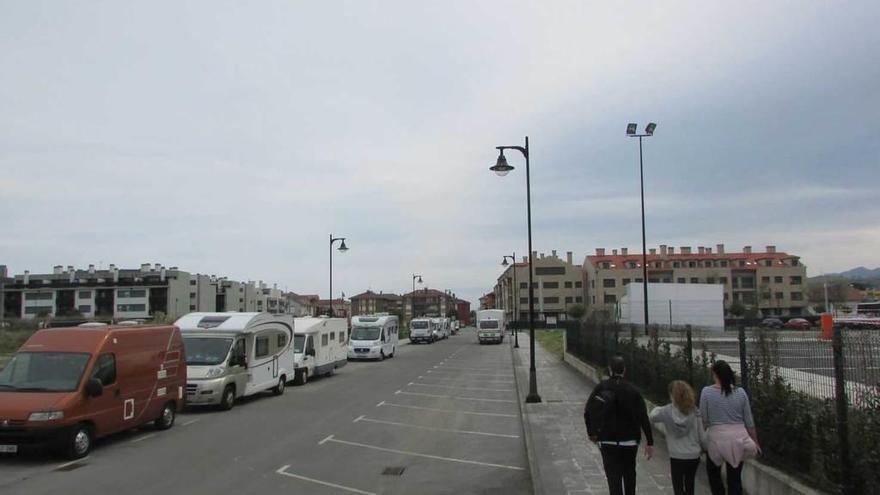 Autocaravanas aparcadas en la zona de La Talá de Llanes, ayer.