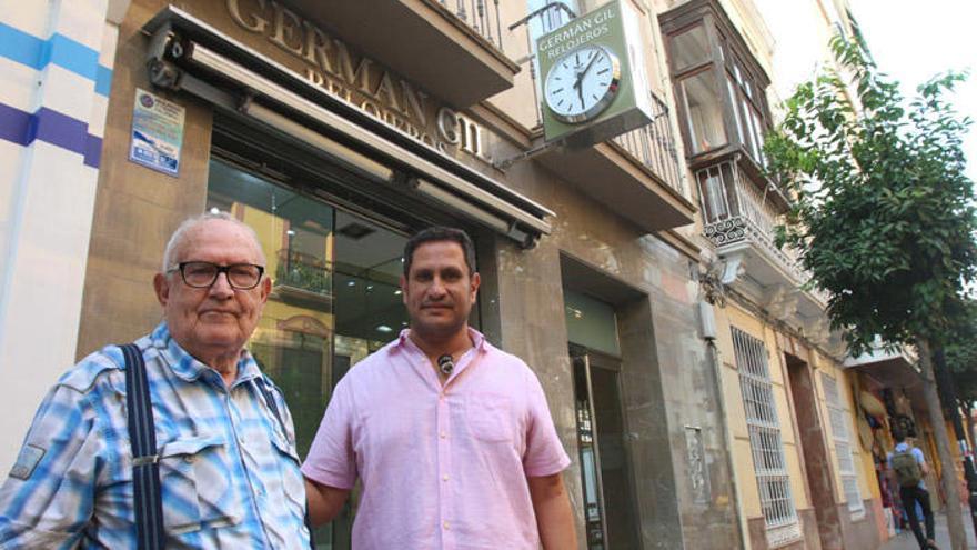 Adriano Gil con su hijo Germán, que continúa con el taller de relojería que instaló en Málaga en 1974 en la calle de la Victoria.