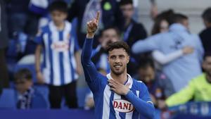Javi Puado celebra su gol de penalti, el 1-1 al Atlético, en el RCDE Stadium.