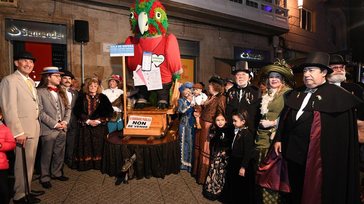 Personajes de época acompañan al loro Ravachol con su temática de este año: la defensa de la sanidad pública