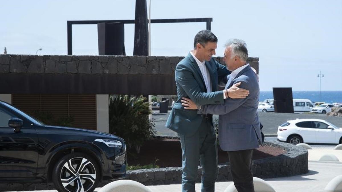 El presidente del Gobierno, Pedro Sánchez, saluda al presidente de Canarias, Ángel Víctor Torres, a su llegada al Cabildo de Lanzarote, este 8 de agosto de 2022.