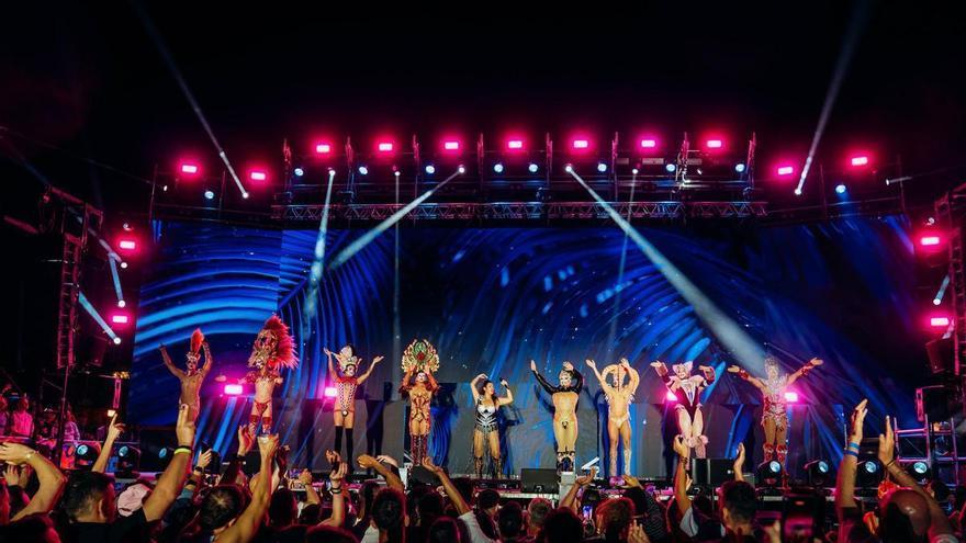 La gala 'Tuesday Pride Night Live!' llena la plaza del Yumbo en Maspalomas