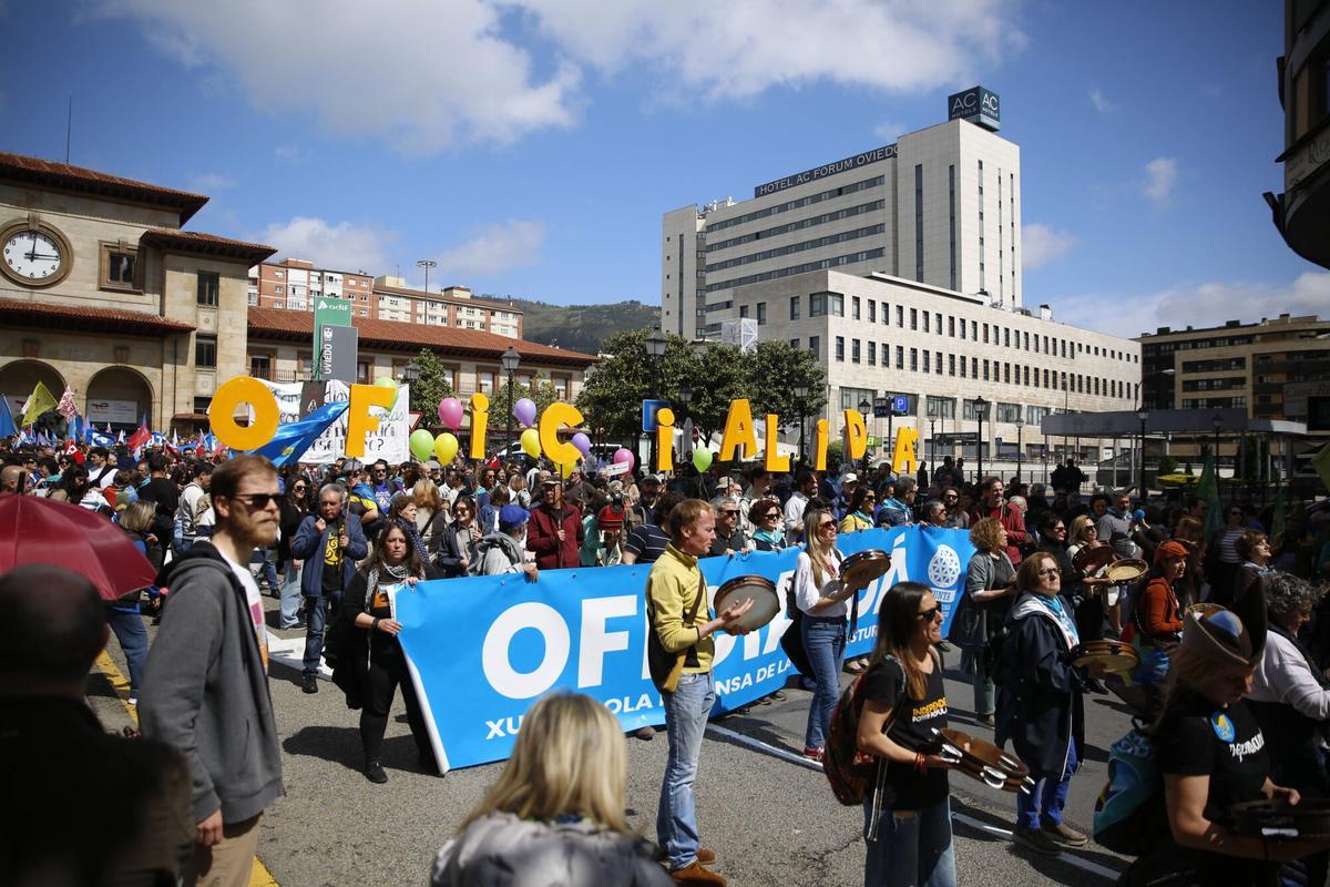 EN IMÁGENES: Miles de personas salen a la calle en Oviedo para pedir la ...