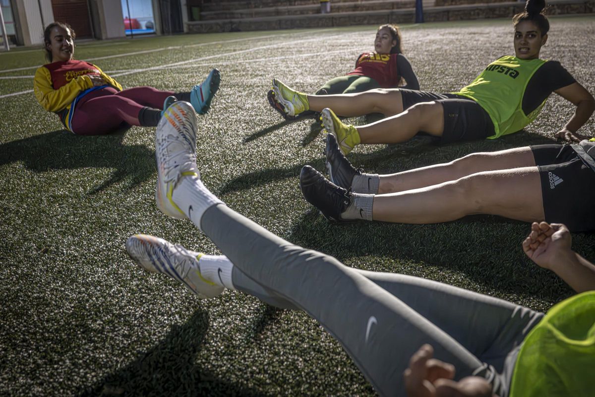 Entrenamiento del primer equipo de fútbol femenino que se crea en el barrio de La Mina