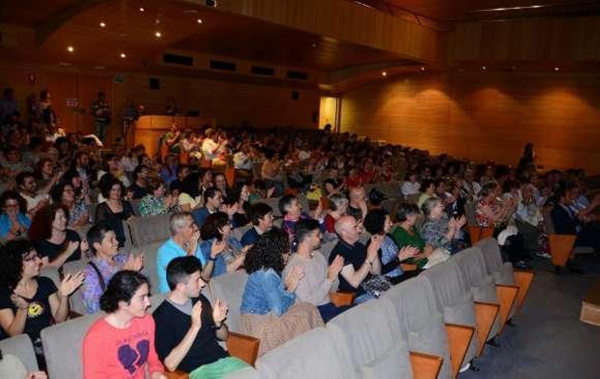 Cangas levanta el telón de la Mostra, &quot;una rareza en tiempos de crisis&quot;, e invita a vivir &quot;con humor&quot;