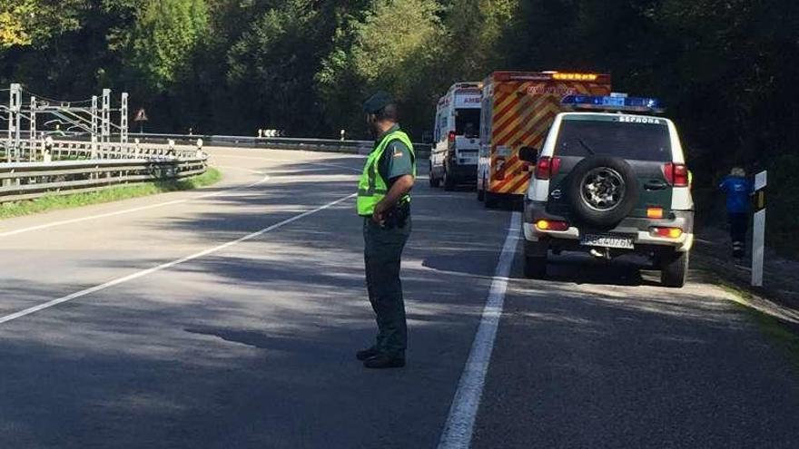 La Guardia Civil regula el tráfico en la N-634 a la altura de Pintueles.