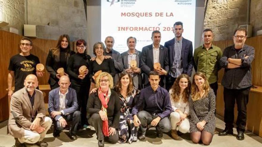 Foto de família pels premiats pel Col·legi de Periodistes de Girona