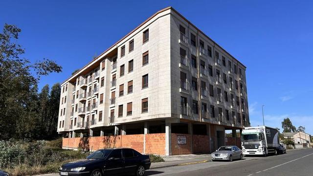 El edificio está situado en el número 15 de la avenida da Estación. |