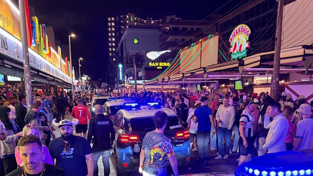 Archivbild: Partygäste und Polizei in der Schinkenstraße.