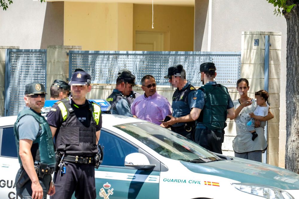 Guardia Civil y Policía Local despliegan un amplio dispositivo en el marginal distrito para detener al autor y restablecer la calma entre los dos clanes enfrentados