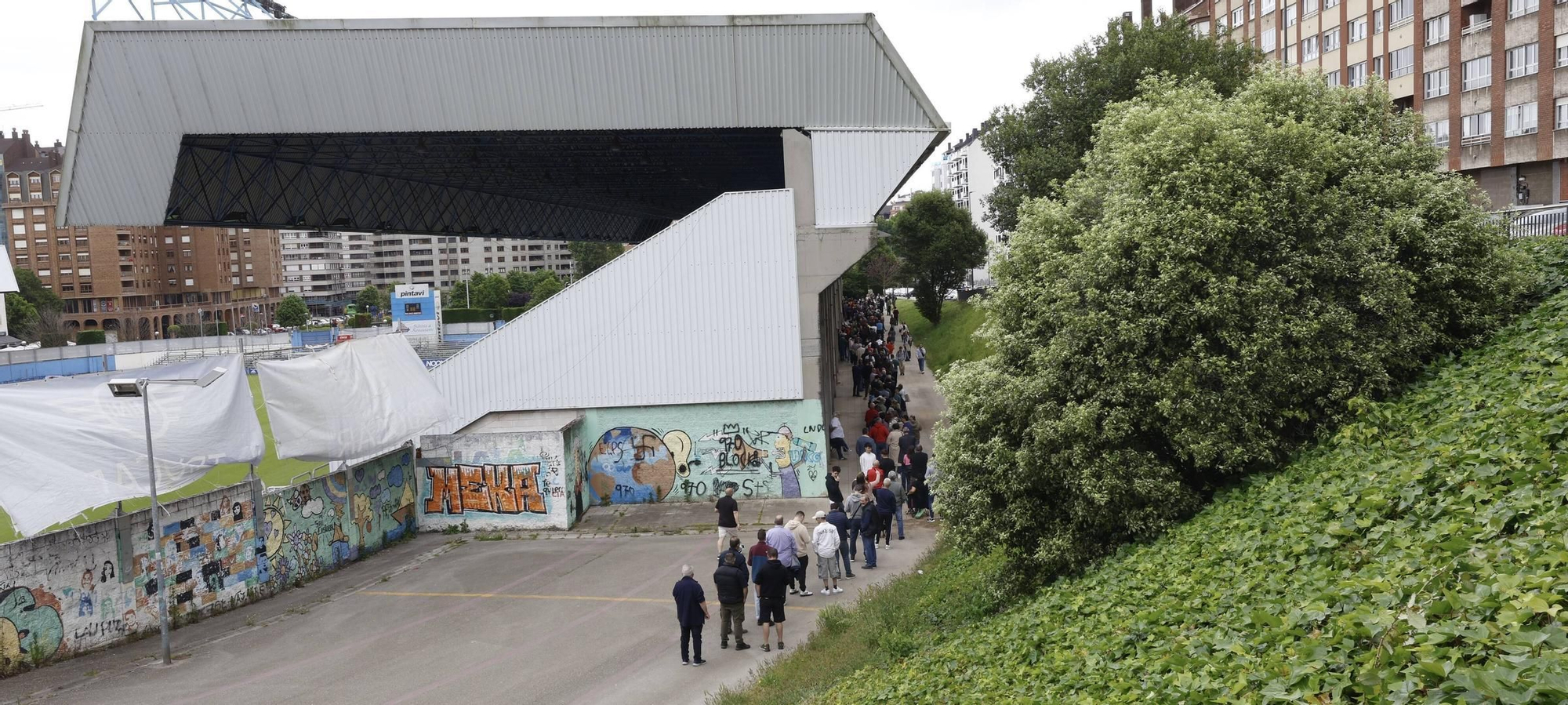 EN IMÁGENES: Impresionantes colas para asistir a la final por el ascenso del Avilés