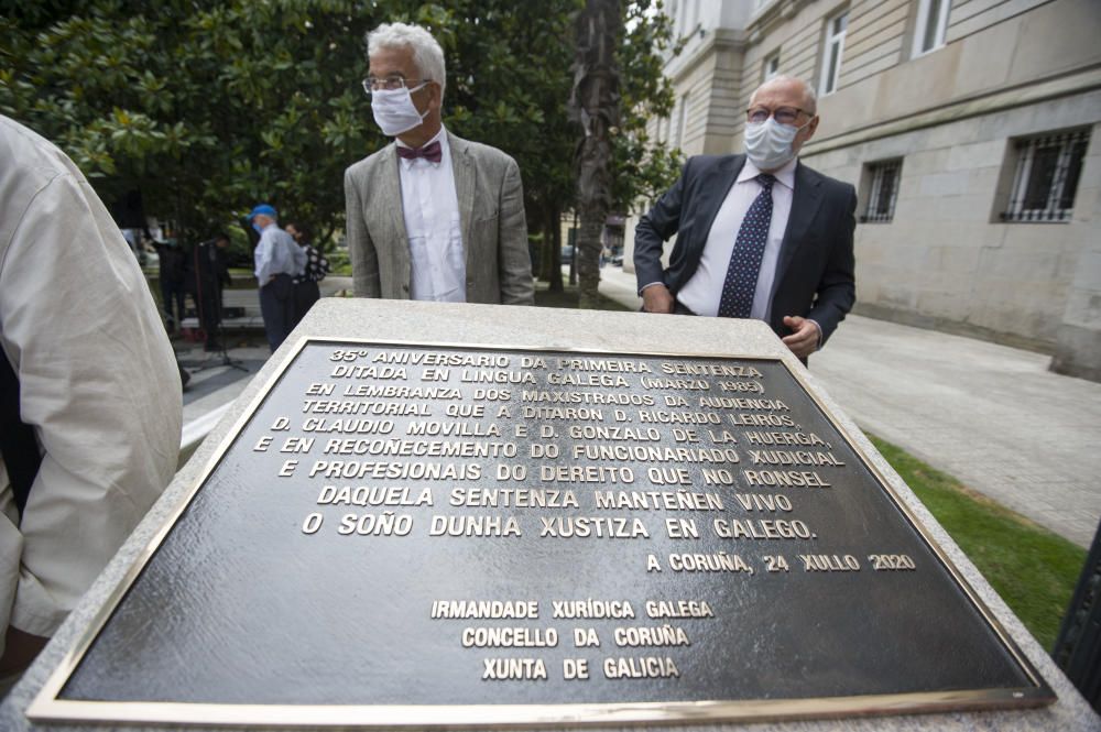 Unha placa na praza de Galicia conmemora a primeira sentencia en galego