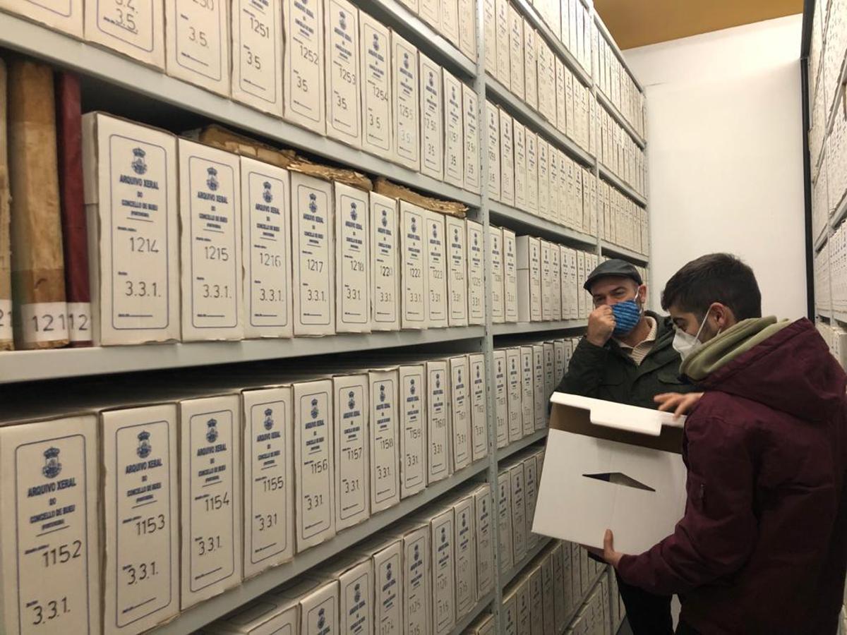 El alcalde de Bueu, Félix Juncal, y el concejal de Patrimonio, Bibliotecas e Arquivo, Alberto Moital, en el archivo municipal, en Cela.
