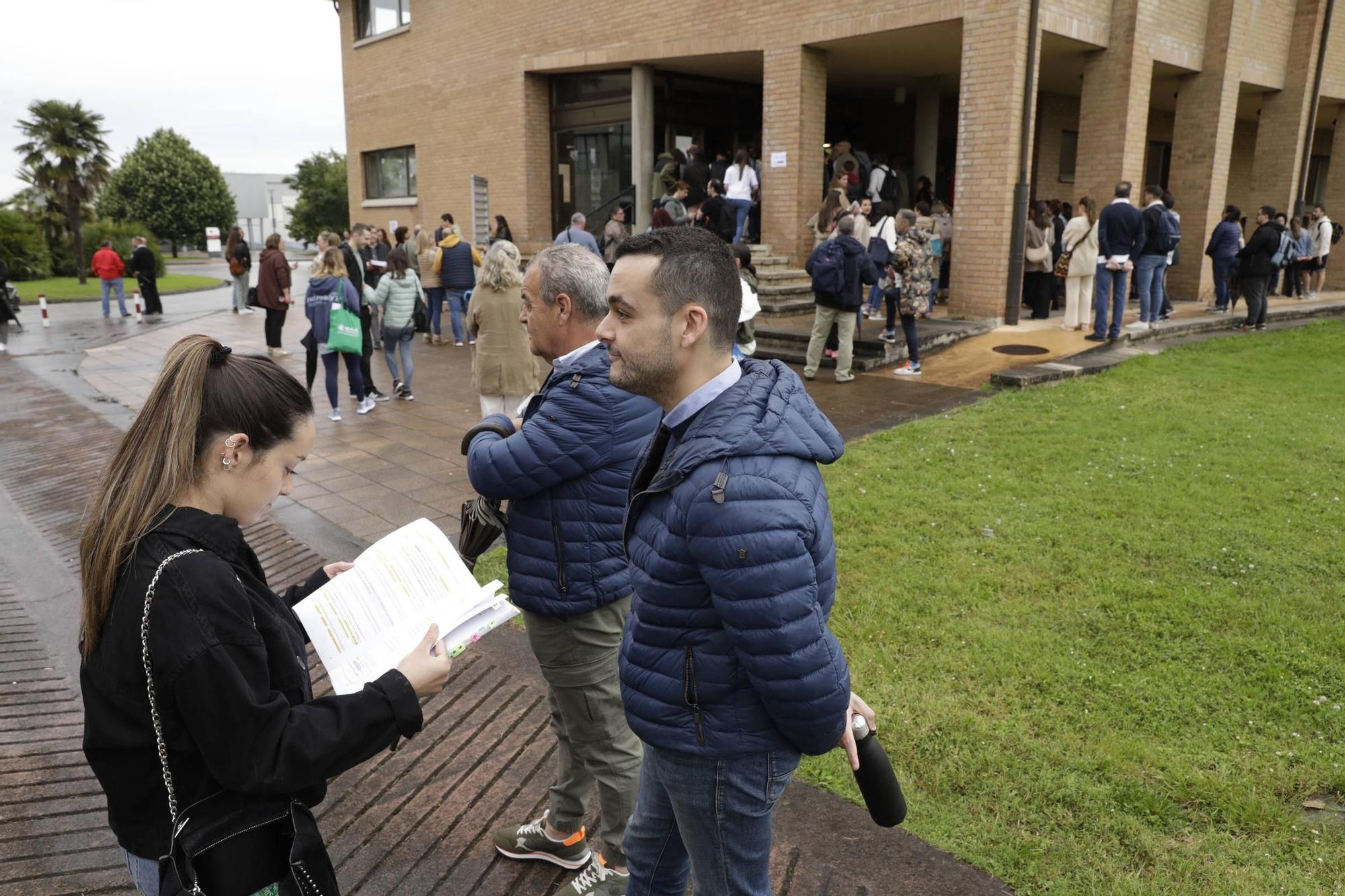 Así fue el inicio de la oposición de los maestros asturianos en Gijón: "Es una carrera de fondo" (en imágenes)
