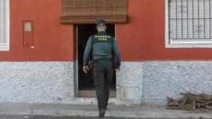 Entrada de la vivienda donde un hombre ha sido asesinado a golpes con un tronco de leña.