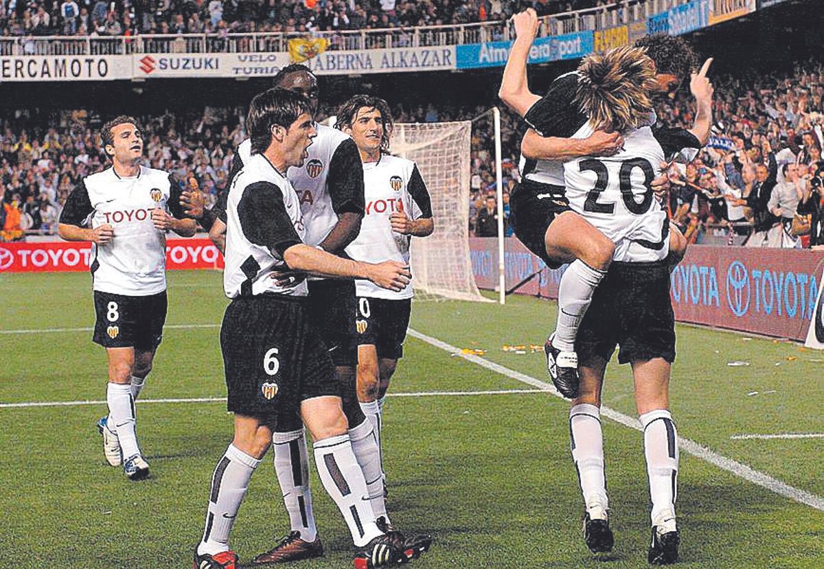 Los valencianistas celebran un gol en Mestalla durante la semifinales de la Copa de la UEFA 2004 frente al Villarreal CF