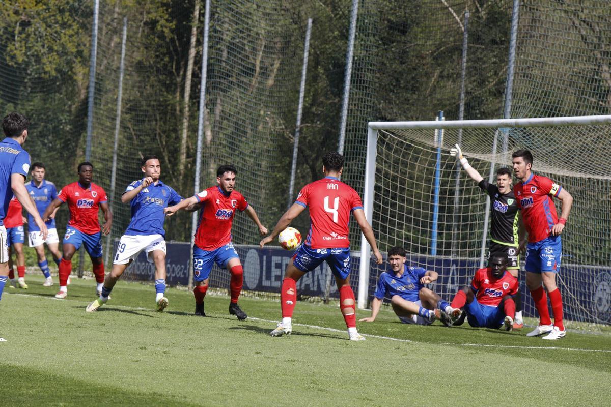 Fermín Ruiz despeja el balón bajo la presión de Iker Gil, este sábado, en El Requexón.