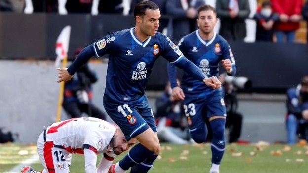 Raúl de Tomás, seguido por Embarba, en una acción del partido en Vallecas.