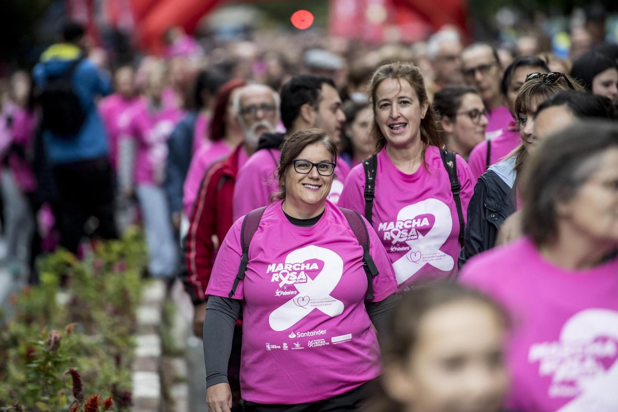 GALERÍA | Así fue la Marcha Rosa contra el cáncer en Cáceres