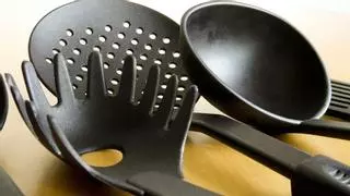 El desconocido uso del agujero en la cuchara de los espaguetis: no es para escurrir la pasta