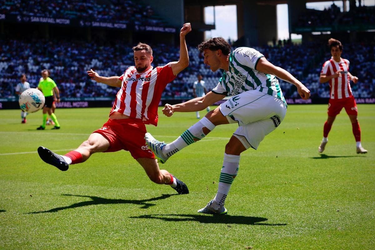 Ignasi Vilarrasa ensaya un centro al área durante el partido ante el Sporting de Gijón.