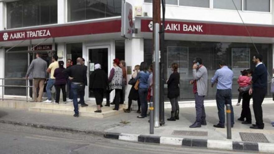 Colas en los cajeros del Popular Bank de Chipre