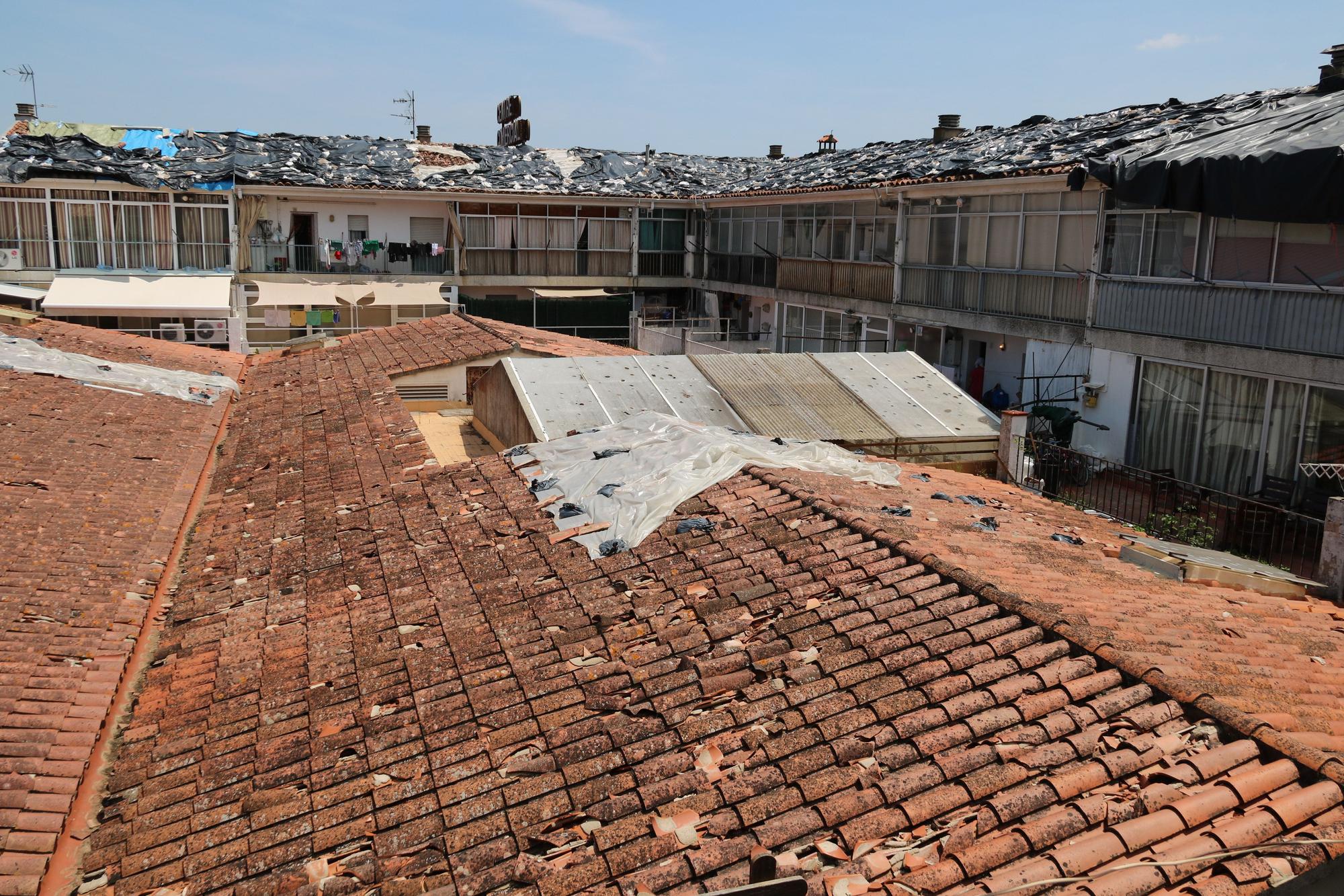 Demandaran l'asseguradora per no reparar la teulada malmesa per la pedregada gairebé un any després