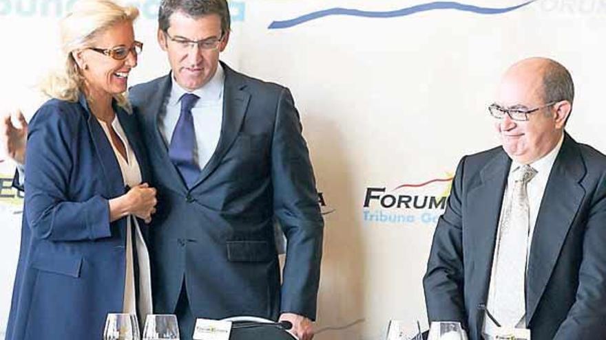 Feijóo saluda a Porro en presencia de José Luis Rodriguez, presidente de Nueva Economía Fórum.  // J.D.A.