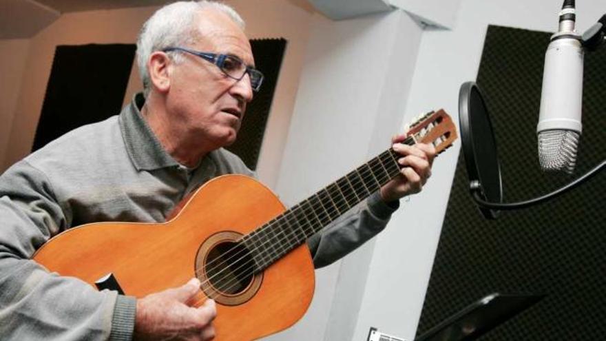 Pepe Marcos ha compuesto un disco con canciones dedicadas a las costumbres ilicitanas.