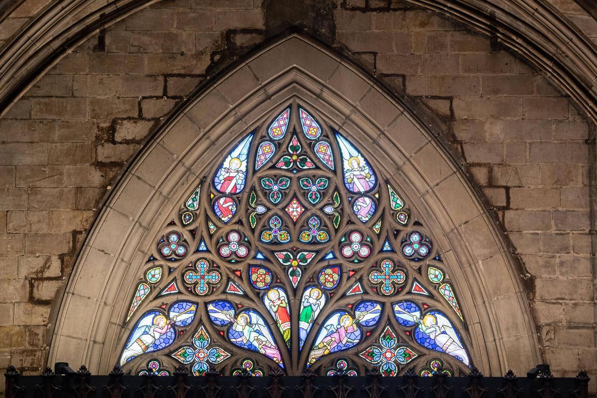 Detalle de unos de los vitrales de la catedral de Barcelona