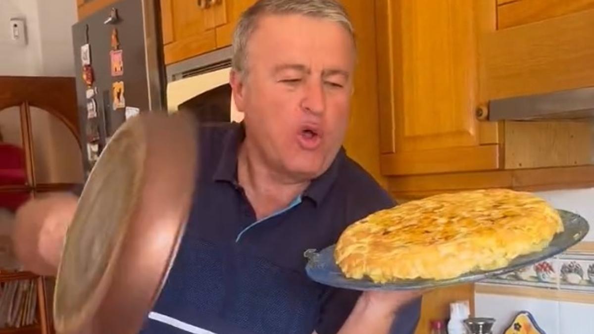 El candidato al Senado del PP en Murcia, Francisco Bernabé, muestra su tortilla de patatas