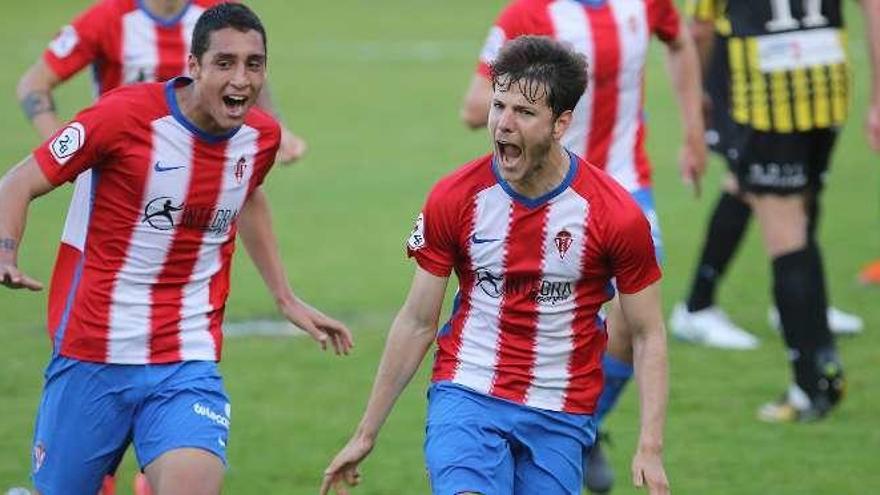 Pablo Fernández y Villalón celebran el gol del triunfo.