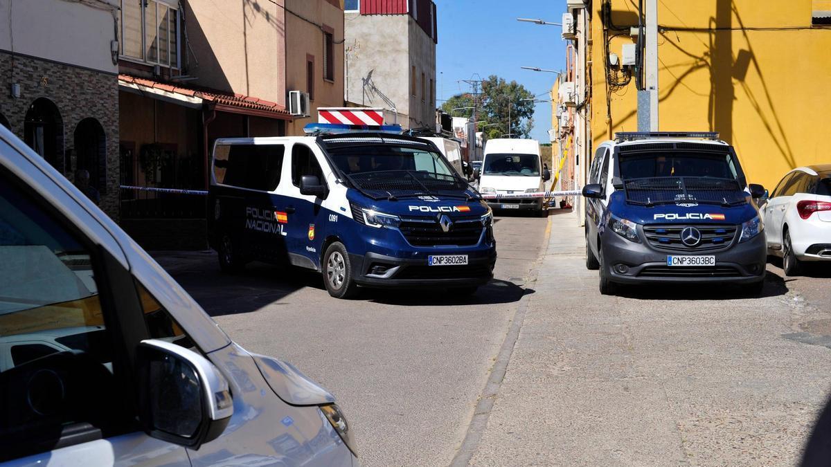 Los vehículos de la Policía Nacional cortan la calle Huerta las Mellas durante el registro en Las Moreras, el miércoles por la mañana.