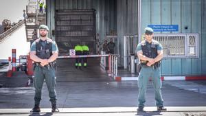 Dos agentes de la Guardia Civil en la entrada de la incineradora de Tersa, durante el reciente registro policial.