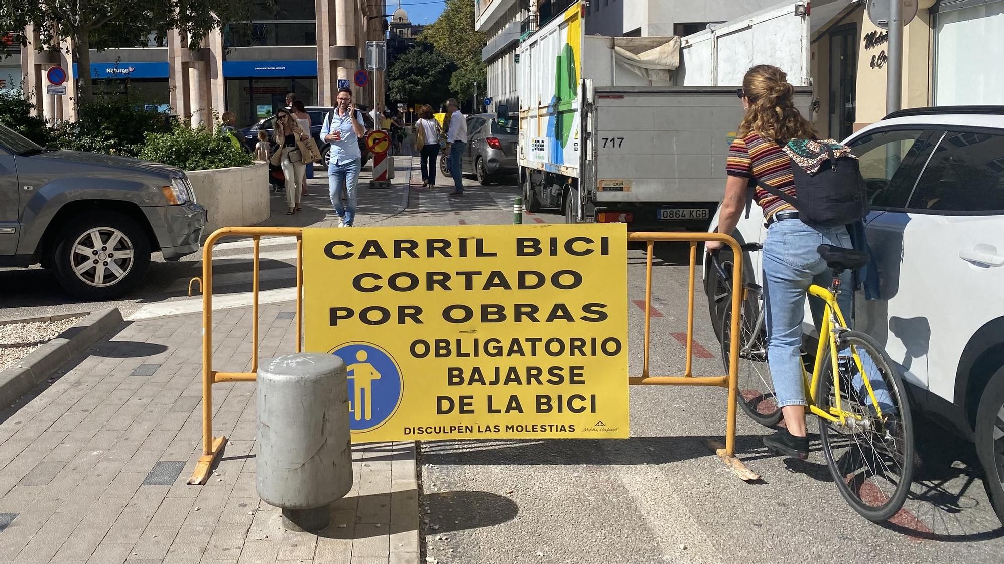 FOTOS: Caos de bicicletas y patinetes en dirección contraria en Palma por el corte del carril bici de Comtat del Rosselló