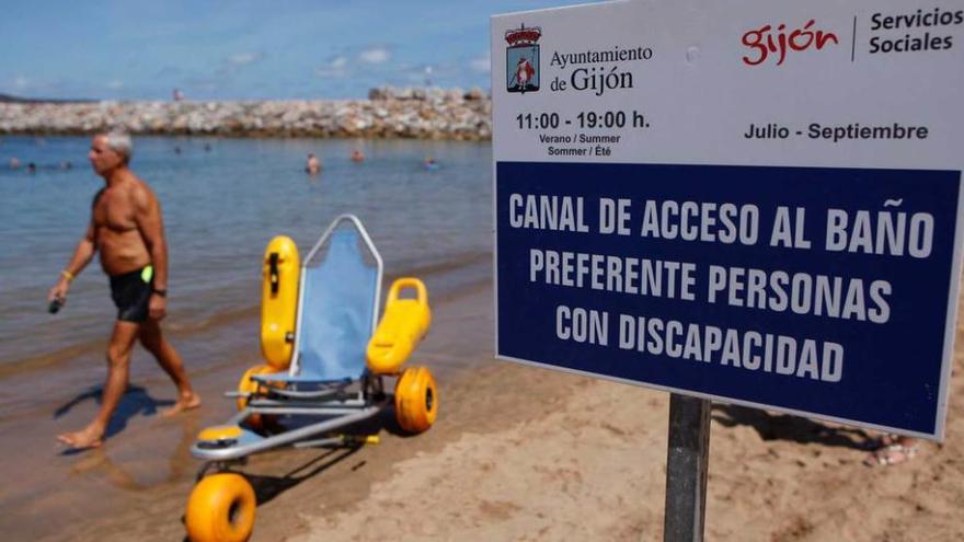 Señalización de acceso al baño en Poniente.