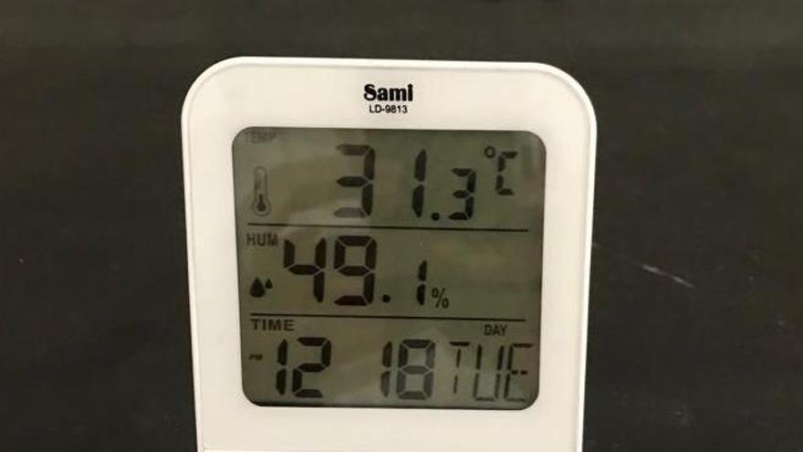Temperatura de 31,3 grados, ayer, en un centro de enseñanza del centro de Zaragoza, a mediodía.